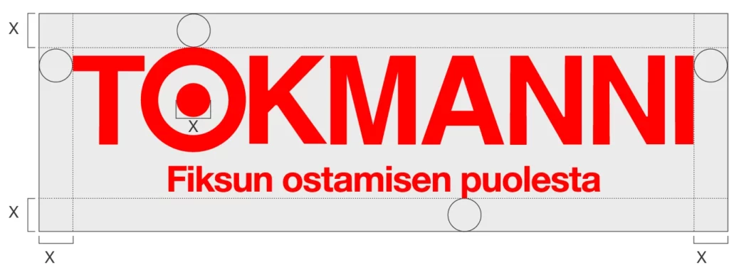 Punainen TOKMANNI-logo keskellä vaaleaa taustaa. Logon ympärille on piirretty turva-alue, joka on määritelty mittayksiköllä "X". Tämä mittayksikkö perustuu O-kirjaimen sisäympyrän halkaisijaan, ja sama etäisyys toistuu logon ylä-, ala- ja sivureunoilla.