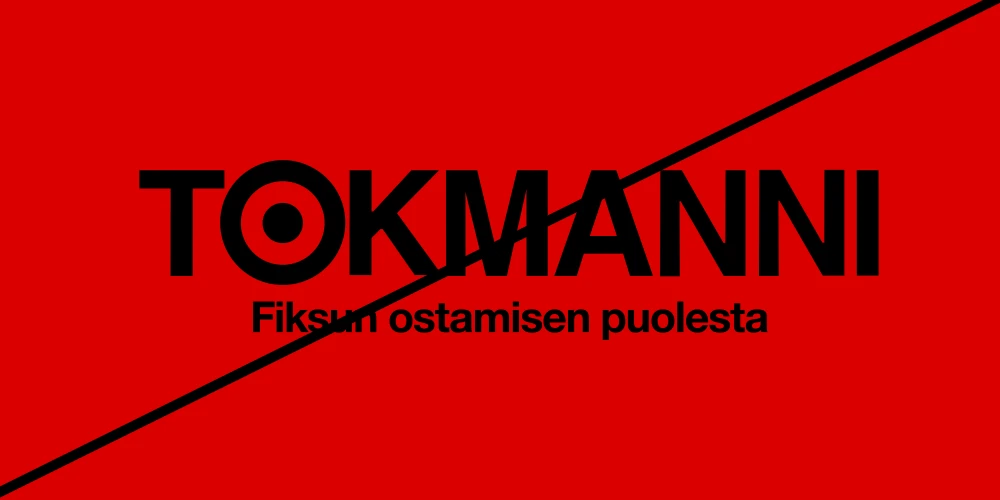 Musta Tokmannin logo punaisella taustalla. Logon alle on keskitetty pienemmän kokoinen teksti: "Fiksun ostamisen puolesta." Kuvan yli kulkee diagonaalinen punainen viiva, mikä viittaa siihen että asetelma on väärin.