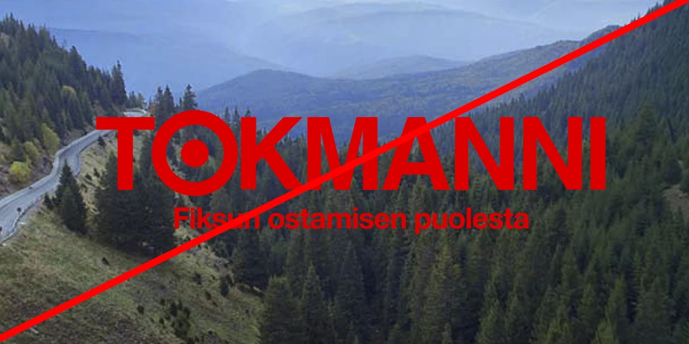 Punainen Tokmannin logo valokuvataustalla, jossa näkyy vuoristomaisemaa. Logon alle on keskitetty pienemmän kokoinen teksti: "Fiksun ostamisen puolesta." Kuvan yli kulkee diagonaalinen punainen viiva, mikä viittaa siihen että asetelma on väärin.