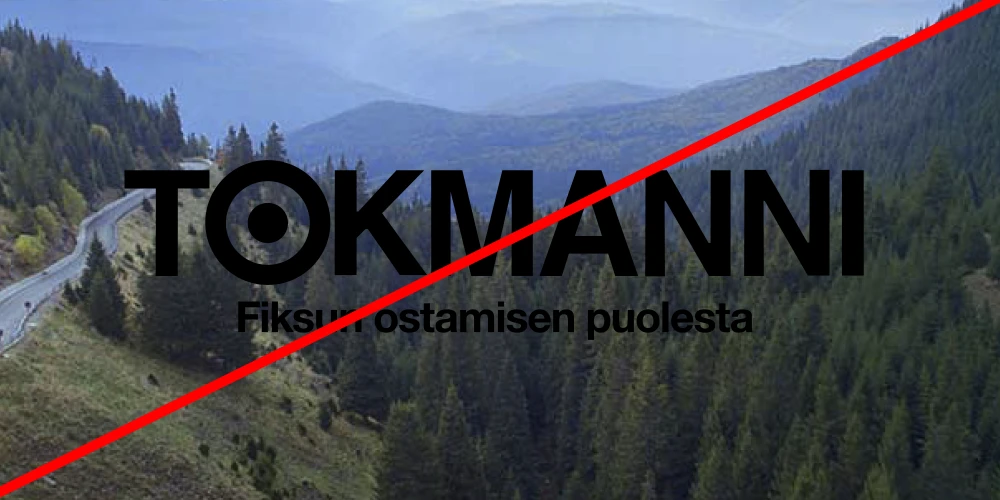 Musta Tokmannin logo valokuvataustalla, jossa näkyy vuoristomaisemaa. Logon alle on keskitetty pienemmän kokoinen teksti: "Fiksun ostamisen puolesta.". Logo sekä teksti tuskin erottuvat taustasta. Kuvan yli kulkee diagonaalinen punainen viiva, mikä viittaa siihen että asetelma on väärin.