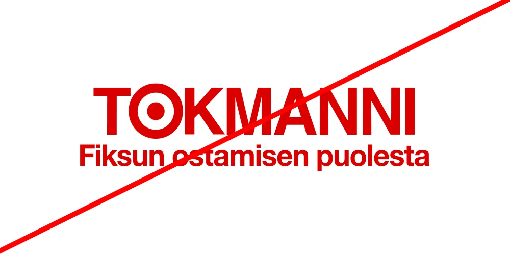 Punainen Tokmannin logo valkoisella pohjalla. Logon alle on keskitetty pienemmän kokoinen teksti: "Fiksun ostamisen puolesta.". Logon alla oleva teksti on leveämpi kuin logo itse. Kuvan yli kulkee diagonaalinen punainen viiva, mikä viittaa siihen että asetelma on väärin.