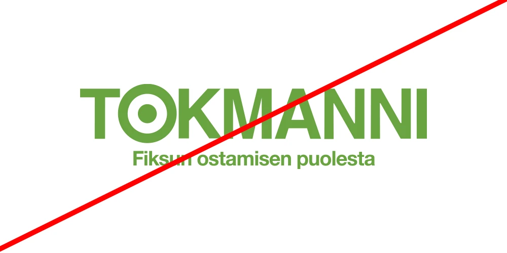 Vihreä Tokmannin logo valkoisella pohjalla. Logon alle on keskitetty pienemmän kokoinen teksti: "Fiksun ostamisen puolesta." Kuvan yli kulkee diagonaalinen punainen viiva, mikä viittaa siihen että asetelma on väärin.