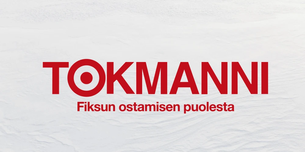Punainen Tokmannin logo valkoisella pohjalla, jossa on hieman aaltomaista varjostusta. Logon alle on keskitetty pienemmän kokoinen teksti: "Fiksun ostamisen puolesta."