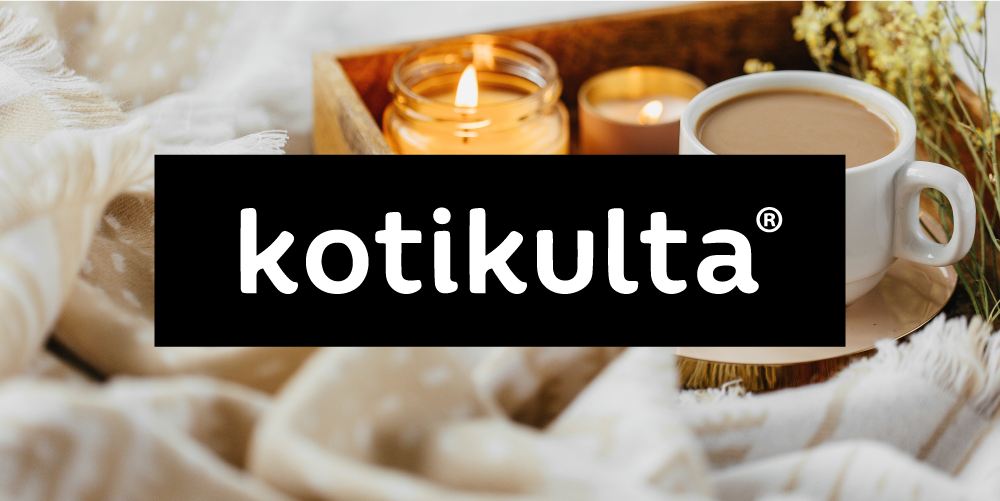 Kotikulta-brändikuva, jossa pehmeän sävyinen tunnelma: huopa, kynttilä, kahvikuppi ja macaroneja. Keskellä kuvaa musta laatikko, jonka sisällä valkoinen Kotikulta-logo.