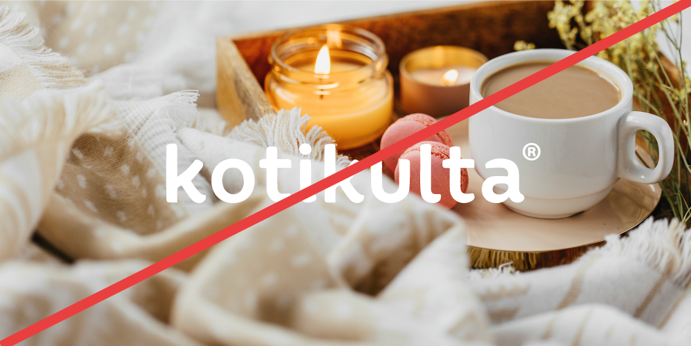 Virheellinen esimerkki logon käytöstä: tunnelmallinen kuva kahvikupista, kynttilöistä ja huovasta, jonka päälle on sijoitettu valkoinen “kotikulta” -teksti. Kontrasti on riittämätön valkeaan taustaan nähden. Kuvan yli kulkee punainen viiva osoittamassa, että tällainen käyttö on kielletty.