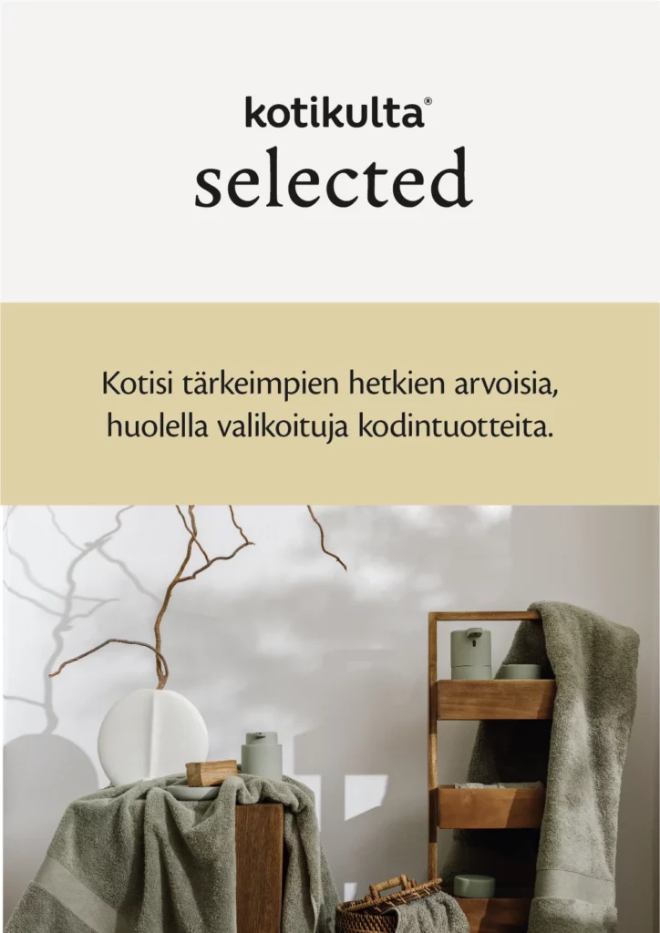Kotikulta Selected -sarjan mainoskuva, jossa esillä vihreänharmaita pyyhkeitä, puisia säilytyshyllyjä ja neutraalinsävyisiä kylpyhuonetuotteita. Yläosassa lukee: "Kotisi tärkeimpien hetkien arvoisia, huolella valikoituja kodintuotteita."