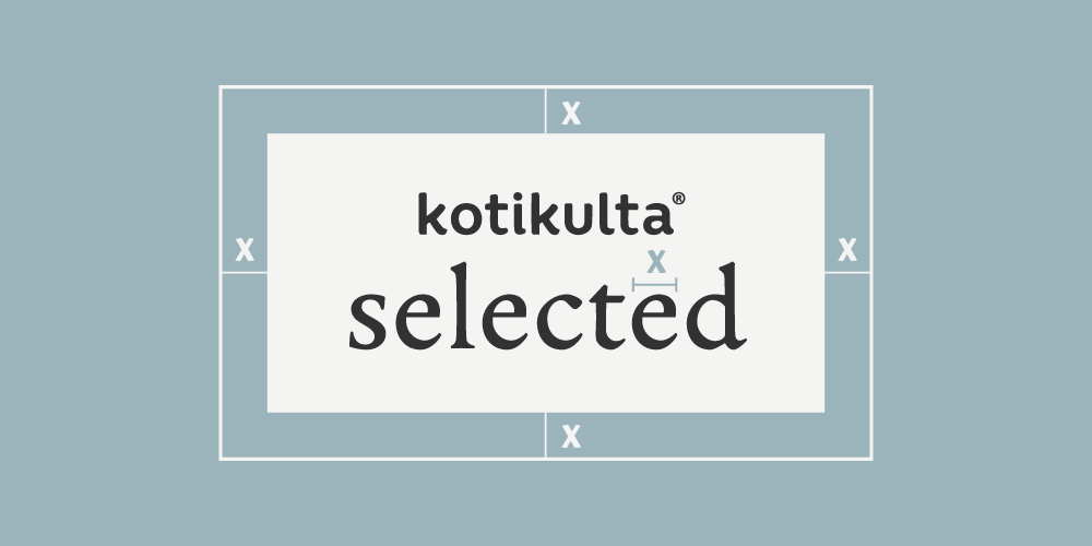 Kotikulta selected, musta logo luonnonvalkoisessa tai vaaleanharmaassa suorakaiteen muotoisessa laatikossa. Laatikko vaaleanharmaalla taustalla. Laatikon ympärillä on valkoinen kehys, jossa määritellään laatikon turva-alue. Se vastaa selected tekstin e-kirjaimen leveyttä joka suuntaan laatikon reunoilta mitattuna.