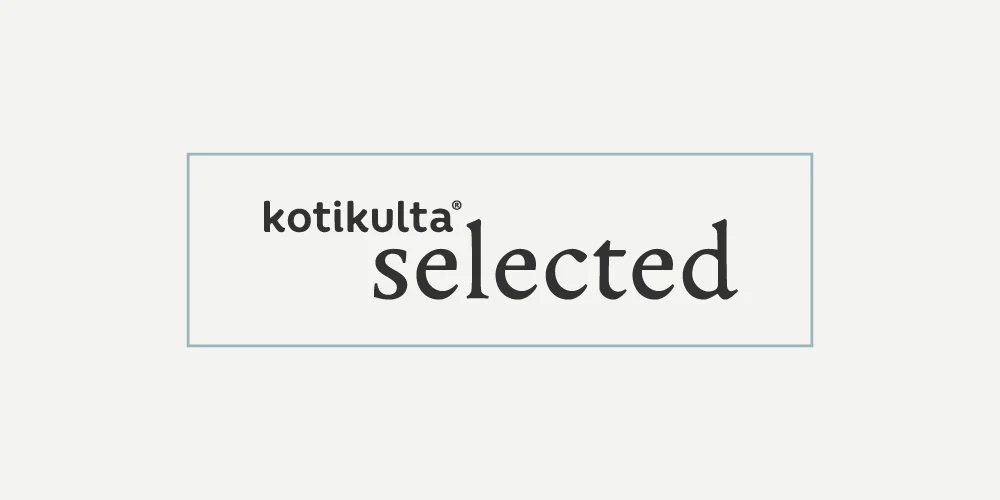 Kotikulta selected -logo mustalla tekstillä läpinäkyvässä suorakulmaisessa laatikossa vaaleanharmaalla taustalla. Laatikon reunalla kulkee harmaa kehys, joka rajaa laatikon visuaalisesti. Kotikulta on sijoitettu laatikossa vasenta yläkulmaa kohti ja selected on esitetty suuremmassa koossa laatikon oikealle puolelle painottuen.