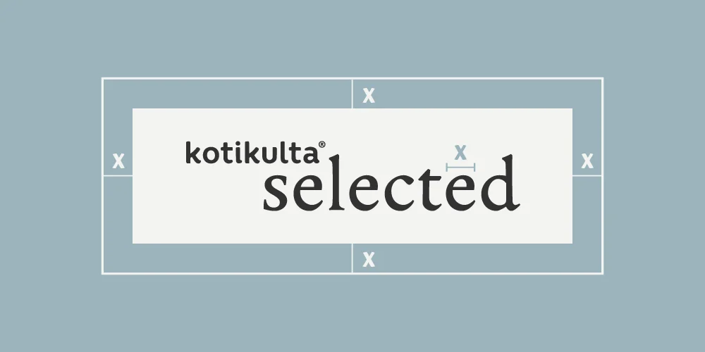 Kotikulta selected, musta logo luonnonvalkoisessa tai vaaleanharmaassa suorakaiteen muotoisessa laatikossa. Laatikko vaaleanharmaalla taustalla. Laatikon ympärillä on valkoinen kehys, jossa määritellään laatikon turva-alue. Se vastaa selected tekstin e-kirjaimen leveyttä joka suuntaan laatikon reunoilta mitattuna.