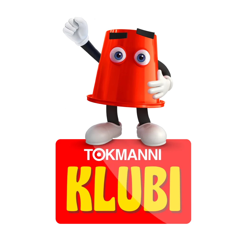 Tokmannin maskotti – kiiltävä, punainen ja 3D-mallinnettu ämpärihahmo – seisoo punaisen kyltin päällä nostaen toista kättään ilmaan. Kyltissä lukee "Tokmanni Klubi" valkoisilla ja keltaisilla kirjaimilla.