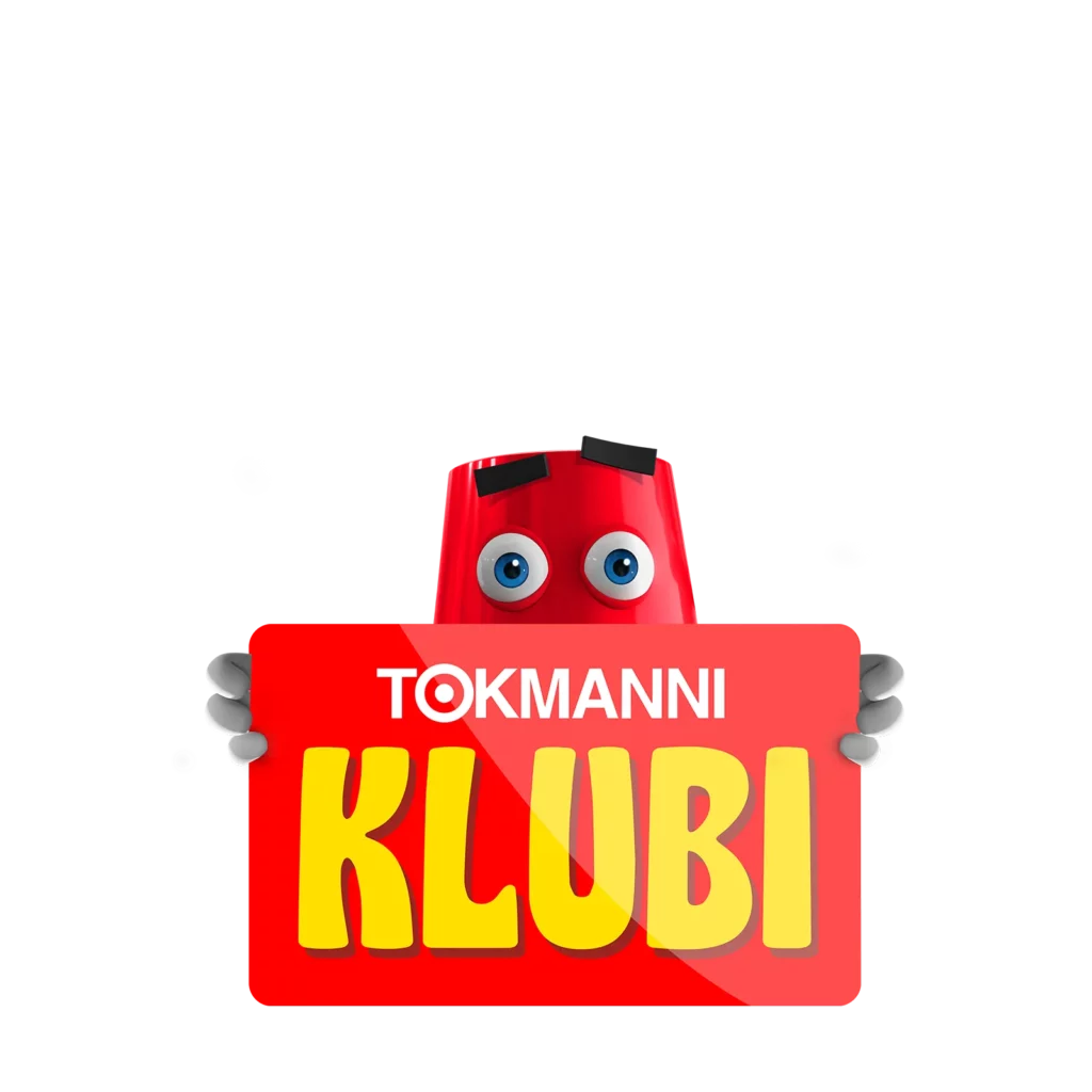 Tokmannin maskotti – kiiltävä, punainen ja 3D-mallinnettu ämpärihahmo – kurkistaa punaisen kyltin takaa, jossa lukee "Tokmanni Klubi" valkoisilla ja keltaisilla kirjaimilla.
