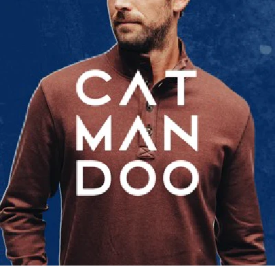 Mies pukeutuneena ruskeaan Catmandoo-paitaan sinistä taustaa vasten. Kuvan päälle on sjoitettu valkoinen Catmandoo-logo.